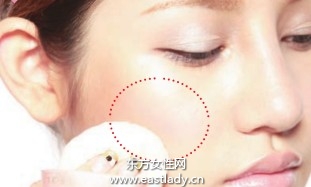 腮紅搭配蜜粉使妝效更通透自然