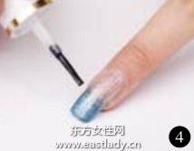 柔和藍(lán)色色調(diào)美甲營造出輕松休閑之感