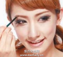 典雅裸妝顯現(xiàn)端莊與雍容華貴