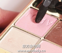 深淺雙色眼影強調(diào)自然漸變效果