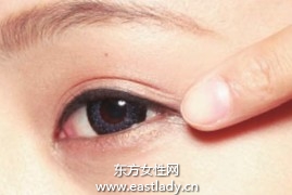 涂粉底后臉部膚色比較均勻 但黑眼圈還是明顯