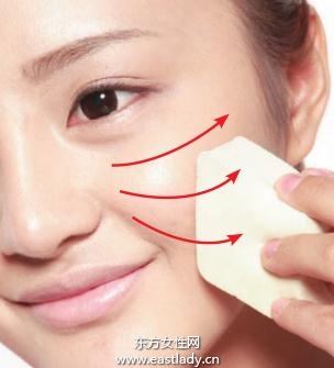 固體粉底打造清爽持久妝