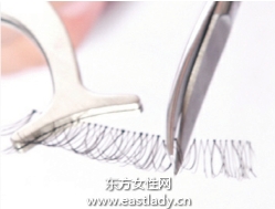 粘貼眼尾局部假睫毛的貼法