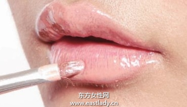 利用豐唇底膏塑造豐盈唇型