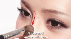 腮紅修飾顴骨打造立體感妝效