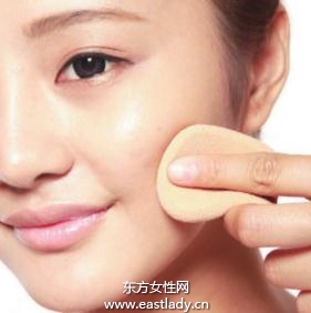 膏狀粉底營(yíng)造持久遮蓋光感底妝