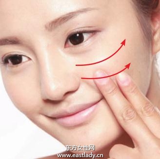 液狀粉底化出薄、透自然質(zhì)感妝容