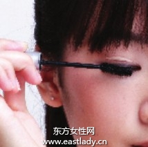 使用睫毛夾打造卷翹美睫