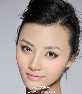 使用粉底打造自然光澤肌膚