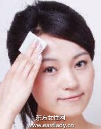 使用化妝棉溫和去角質(zhì)