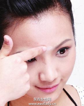 使用遮瑕膏和膚色調(diào)理液遮蓋暗沉膚色