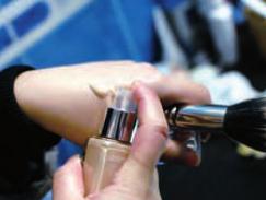 粉底刷快速上粉底步驟圖解