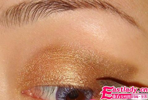 備戰(zhàn)七夕節(jié) 學化貴氣金色眼妝