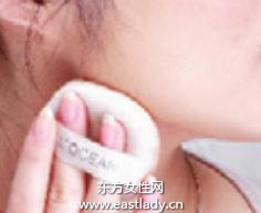 使用粉底液突出肌膚絲滑質(zhì)感