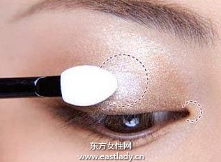 神秘的雙色眼影搭配法