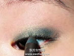 眼線筆+眼影輕松擁有迷人眼神