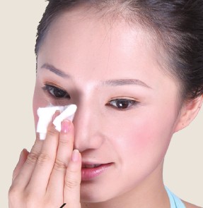 眼部卸妝六步走 清潔無(wú)煩惱