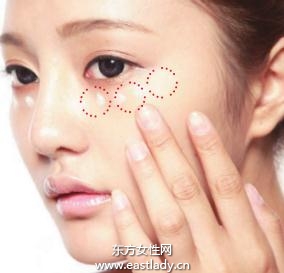 輕薄、亮澤的底妝手法注重細節(jié)