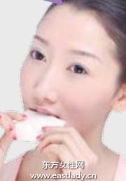 唇妝的正確補(bǔ)妝步驟