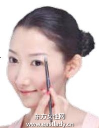 眼妝的正確補(bǔ)妝步驟