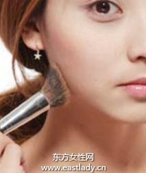 大地色系裸妝修容腮紅體現(xiàn)頑皮氣質(zhì)