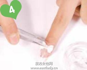 雕花蝴蝶結(jié)+漆白色甲油打造時尚法式美甲