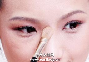 底妝畫(huà)法打造透明自然亞光肌膚