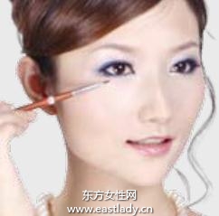 深邃迷離妝散發(fā)高貴撩人姿態(tài)