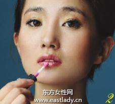 化妝四步驟打造立體感十足職業(yè)妝