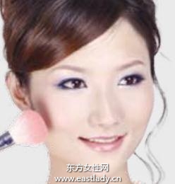 深邃迷離妝散發(fā)高貴撩人姿態(tài)