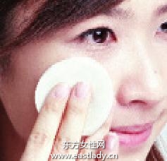 使用化妝底液消除黑眼圈、膚色暗沉煩惱