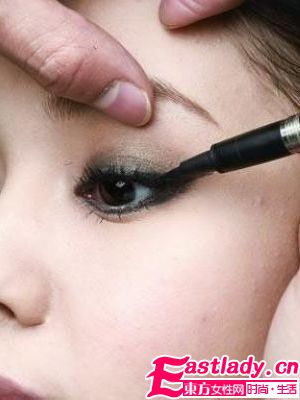 突出眼部美容效果的彩妝搭配技法