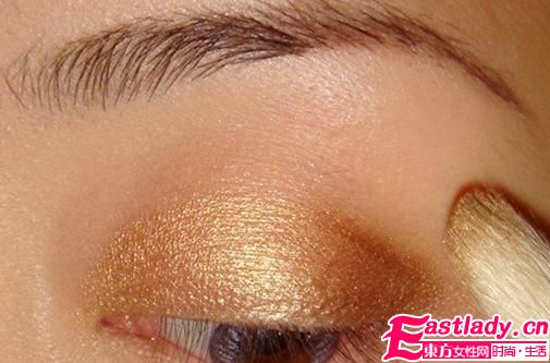 備戰(zhàn)七夕節(jié) 學(xué)化貴氣金色眼妝