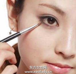 眼妝教程之金色系眼影打造深邃眼神