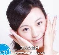 使用美白化妝水迅速補(bǔ)水滋潤(rùn)肌膚