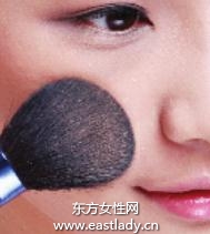 正確使用散粉 讓肌膚顯得通透自然