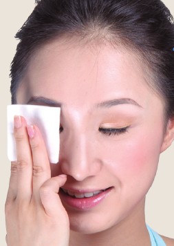 眼部卸妝六步走 清潔無(wú)煩惱