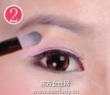 時尚運(yùn)動妝容讓你輕 妝 上陣