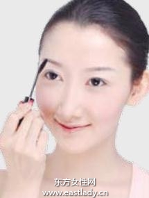 用染眉膏染眉迅速達(dá)到改變眉色目的