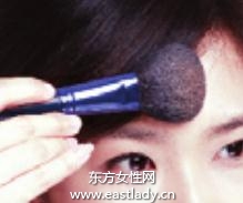 化妝教程之通過(guò)底妝遮蓋粉刺印跡