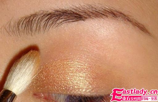 備戰(zhàn)七夕節(jié) 學化貴氣金色眼妝