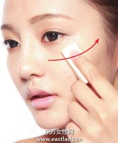 輕薄、亮澤的底妝手法注重細節(jié)