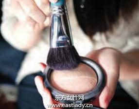 化妝小技巧 粉底液+粉餅輕松畫(huà)底妝