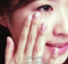 使用化妝底液消除黑眼圈、膚色暗沉煩惱