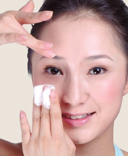 眼部卸妝六步走 清潔無(wú)煩惱