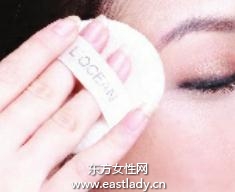 使用粉底液突出肌膚絲滑質(zhì)感