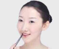 緋紅色唇妝 約會(huì)出游都很適合