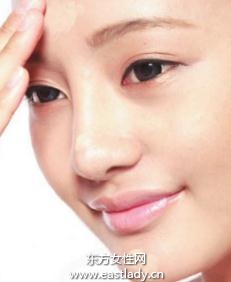 輕薄、亮澤的底妝手法注重細(xì)節(jié)
