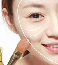 香檳色珠光粉底+啞光散粉打造低調(diào)奢華感底妝