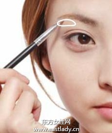 深色粉底霜+陽光色蜜粉打造中性美